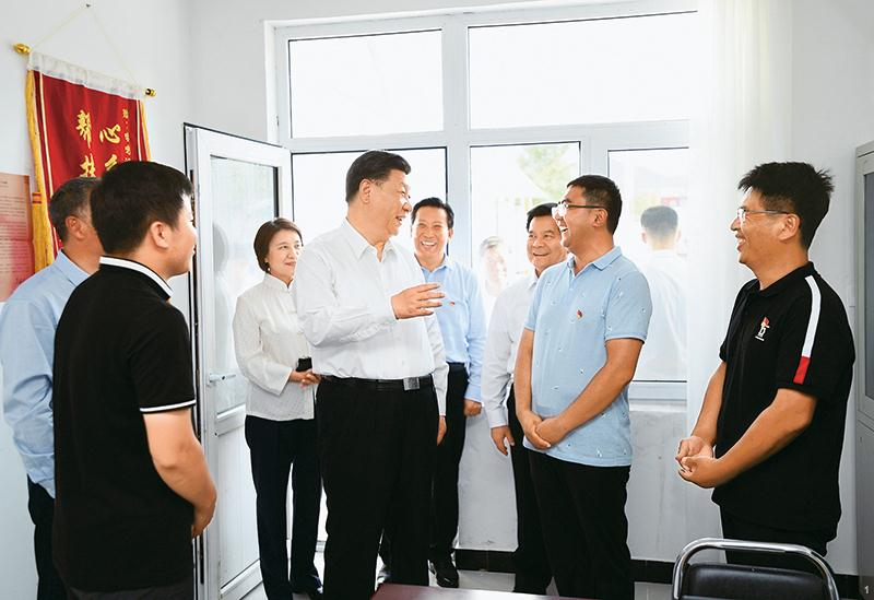 　　2019年7月15日至16日，中共中央總書記、國家主席、中央軍委主席習(xí)近平在內(nèi)蒙古考察并指導(dǎo)開展“不忘初心、牢記使命”主題教育。這是15日下午，習(xí)近平在赤峰市喀喇沁旗河南街道馬鞍山村黨群服務(wù)中心了解基層黨建、民族團結(jié)和鄉(xiāng)村振興情況。 新華社記者 謝環(huán)馳/攝