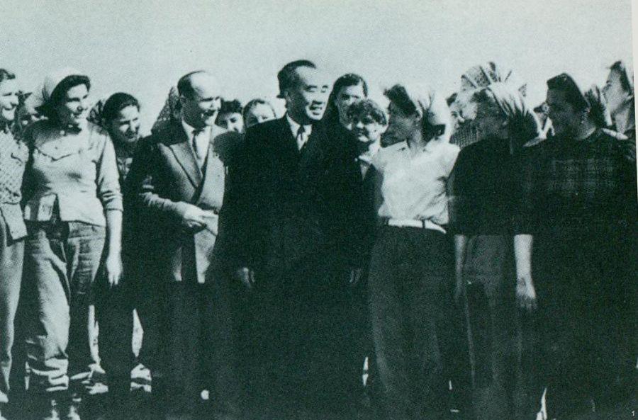 1956年1月16日，朱德參觀匈牙利人民共和國拉科什恰巴米丘林農業生產合作社，并與社員合影。