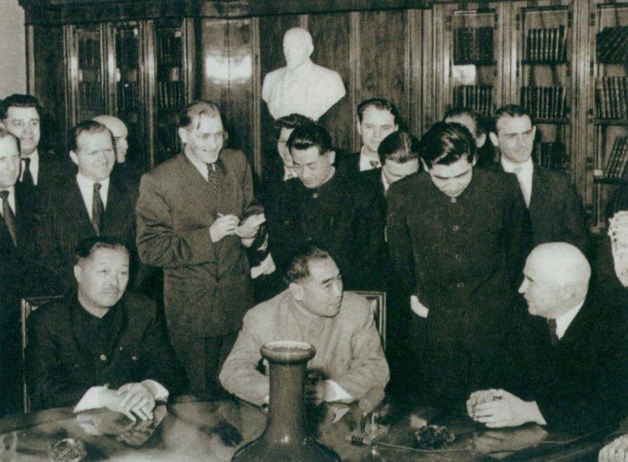 周恩來于1957年1月7日至11日和1月17日至19日訪問蘇聯。