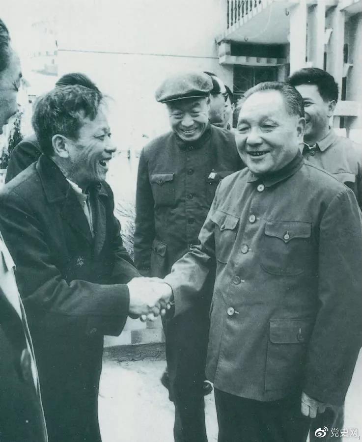 1984年1月25日，鄧小平在深圳經濟特區走訪漁民新村。