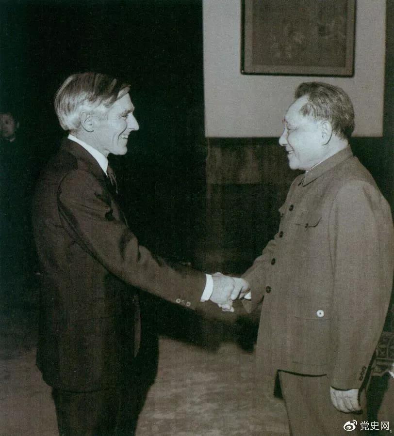 1981年1月26日，鄧小平對來訪的澳大利亞外長斯特里特說，我們要寫個(gè)文件，主要是總結(jié)建國以來的歷史經(jīng)驗(yàn)。