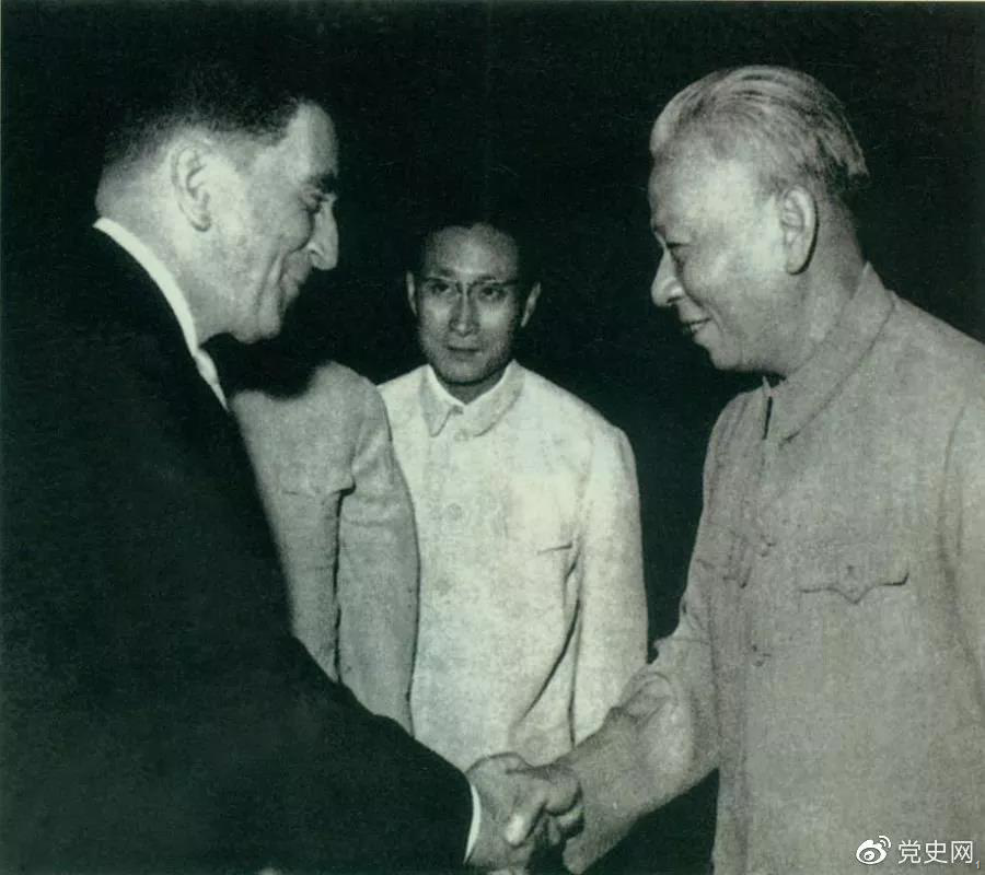 1964年1月27日，中法兩國建立外交關系。圖為法國駐華大使向劉少奇主席遞交國書。