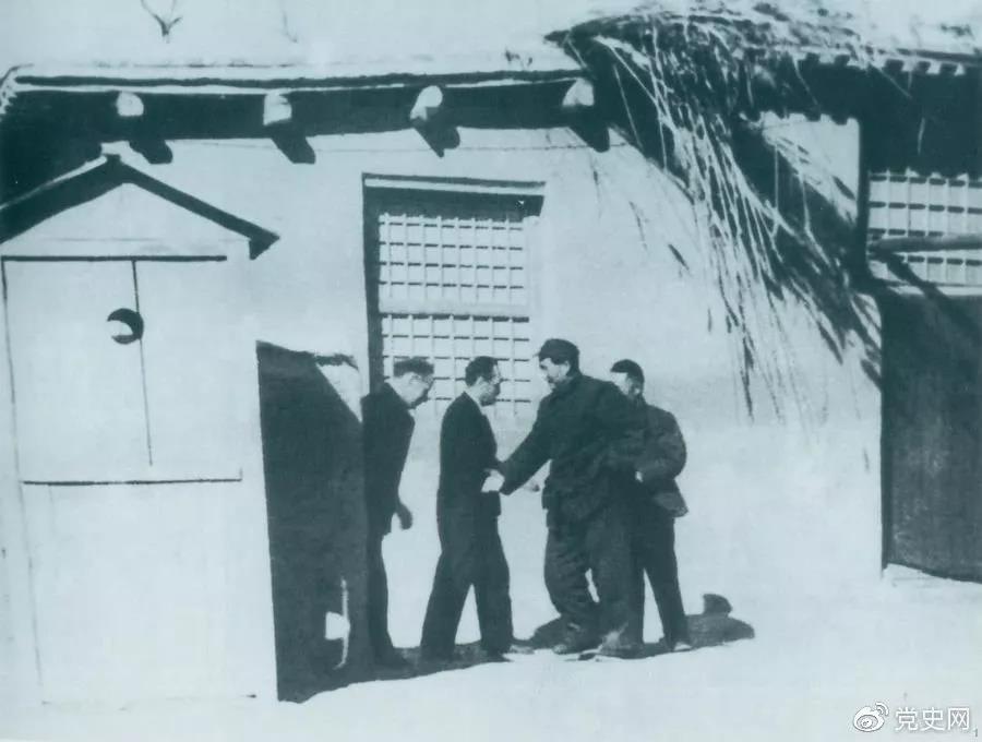 1949年1月31日,蘇共中央政治局委員米高揚秘密訪問西柏坡,圖為毛澤東迎接客人到來。