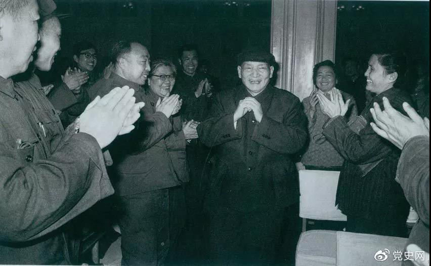 圖為1981年2月5日，陳云在北京向教師們祝賀春節(jié)。