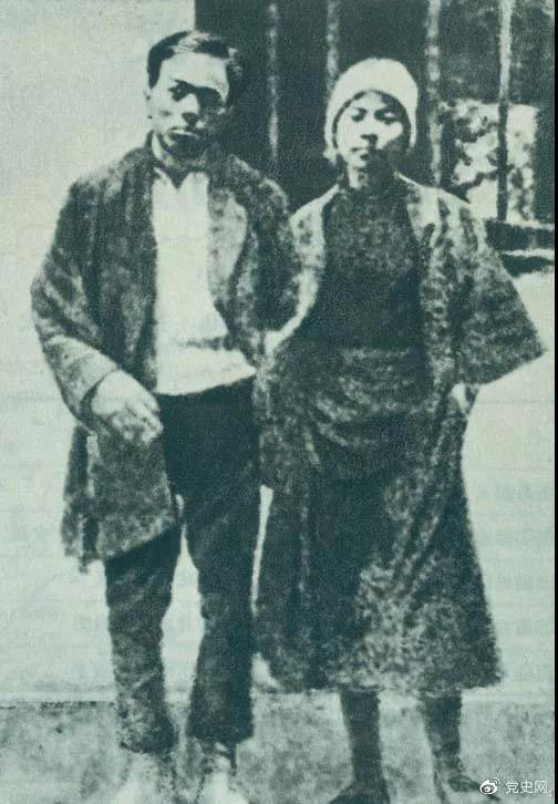 1928年2月6日 共產黨員周文雍和陳鐵軍被敵人押上刑場，兩人態度從容，昂首挺胸，高唱《國際歌》，慷慨就義。圖為兩人在獄中的合影。