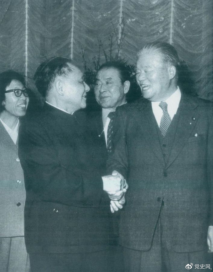 1979年2月7日，鄧小平訪(fǎng)問(wèn)日本期間，同日本首相大平正芳會(huì)談。