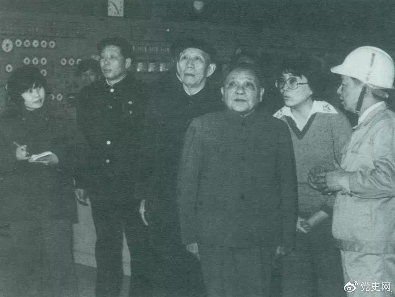 1984年2月，鄧小平和王震在上海視察寶山鋼鐵總廠