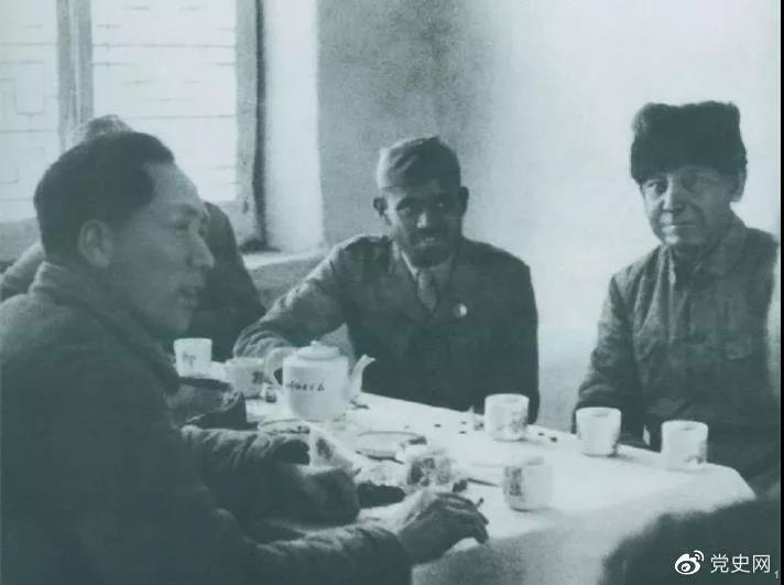 1939年2月14日，毛澤東與印度援華醫(yī)療隊成員愛德華（右一）、柯棣華（右二）親切交談。
