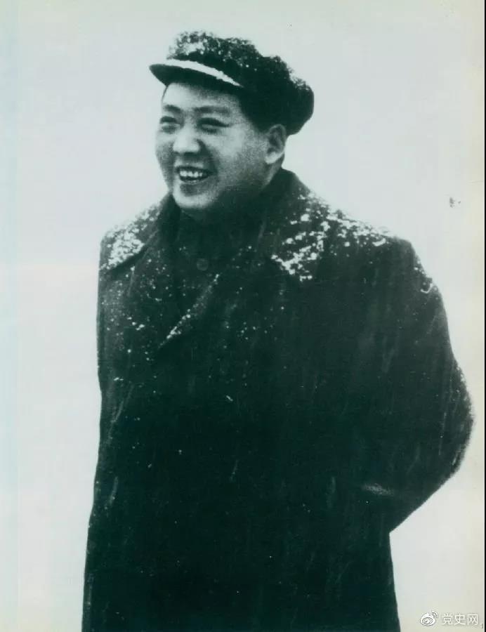 毛澤東于1953年2月16日第一次來武漢。圖為毛澤東赴漢口途中下車喜迎春雪。