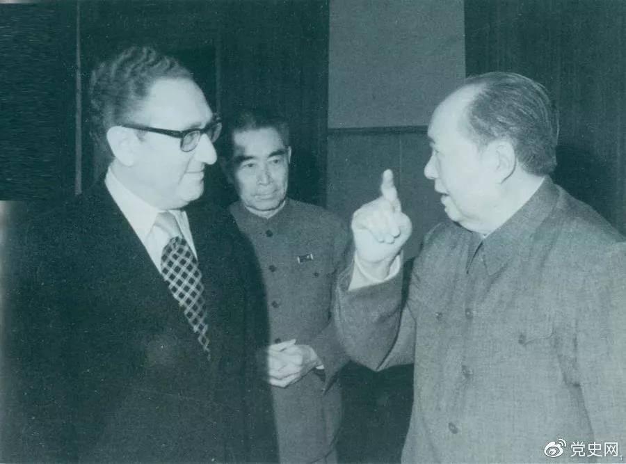 1973年2月17日，毛澤東在中南海會(huì)見(jiàn)美國(guó)總統(tǒng)國(guó)家安全事務(wù)助理亨利·基辛格博士。