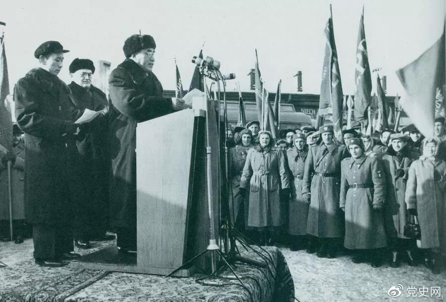 1956年1月30日，朱德訪問波蘭，在華沙中央車站發表演說。