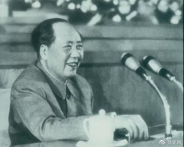 1962年1月30日，毛澤東在擴大的中央工作會議上講話。