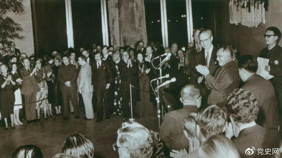 1979年1月30日，鄧小平出席美國團體聯合舉行的招待會，并發表講話。
