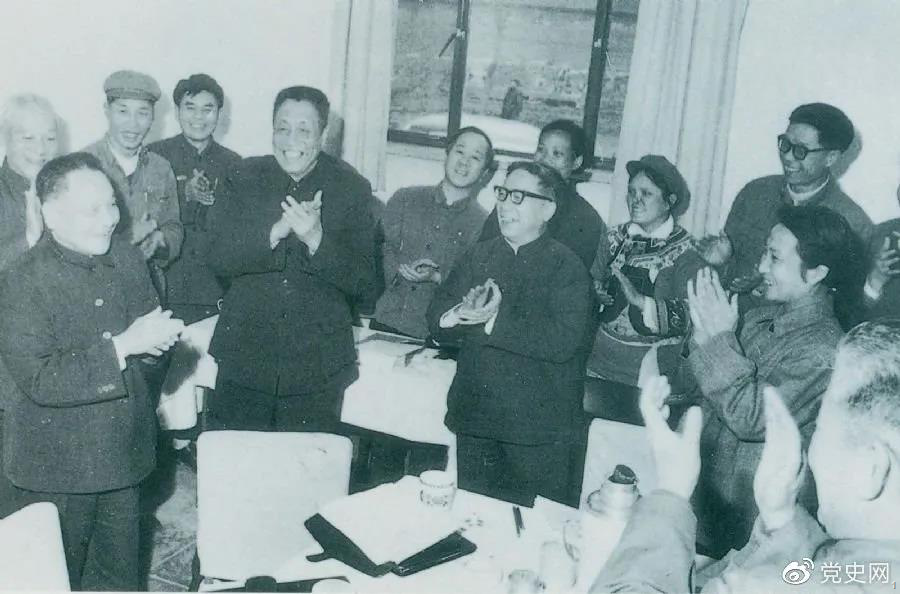 1978年3月2日，鄧小平到五屆全國人大一次會(huì)議云南和四川省代表團(tuán)看望代表們。