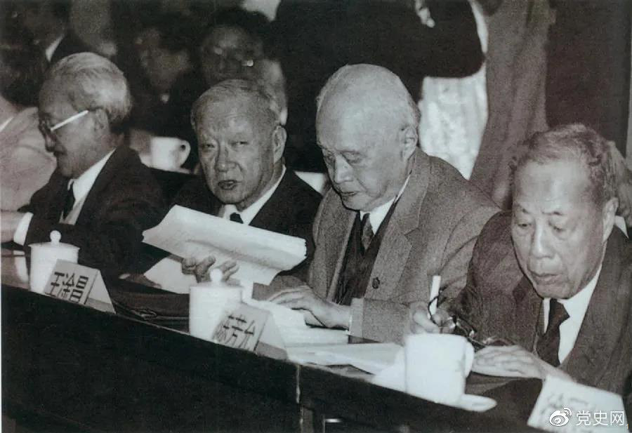 1986年3月,由4位老科學(xué)家倡議,經(jīng)鄧小平批示,中國(guó)制定實(shí)施了高技術(shù)研究發(fā)展計(jì)劃。圖為“863”計(jì)劃的4位倡導(dǎo)人王大珩(左2)、王淦昌(左3)、楊嘉墀(左1)、陳芳允(左4)。