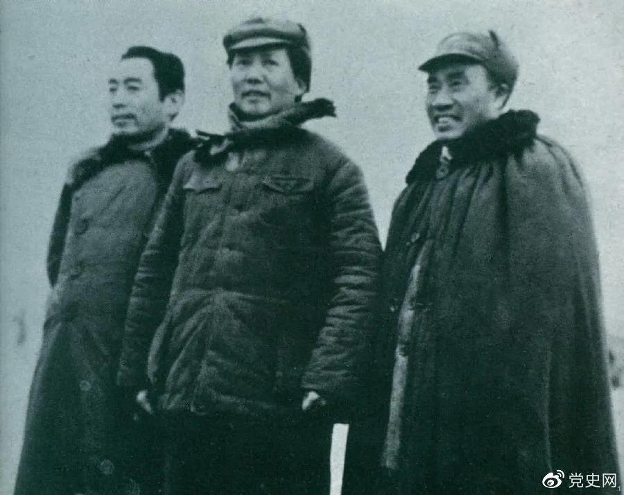 1946年3月4日，毛澤東和朱德、周恩來在延安機(jī)場。