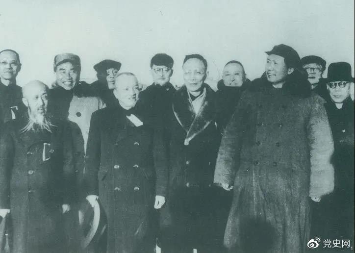 1949年3月，各界人士代表在北京西苑機場同毛澤東、朱德等留影。