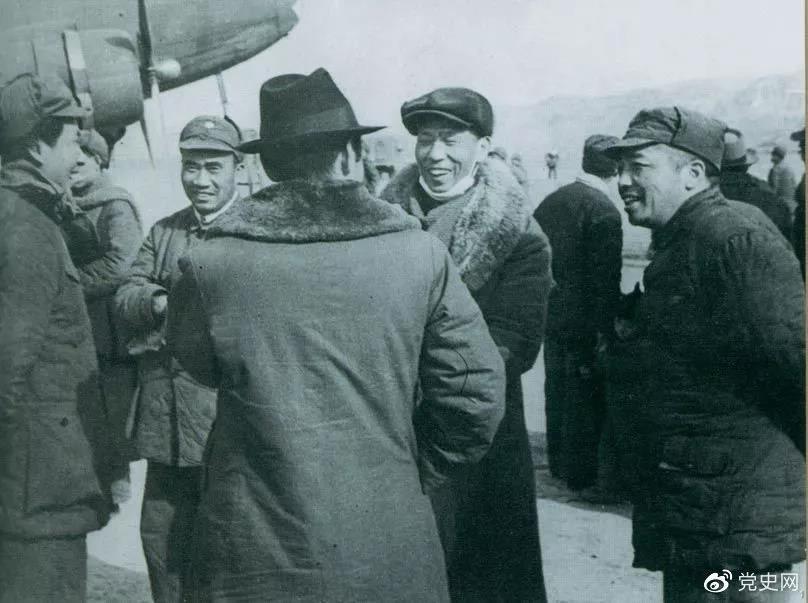 1946年2月19日，毛澤東等在延安機場迎接從重慶回延安匯報工作的周恩來。