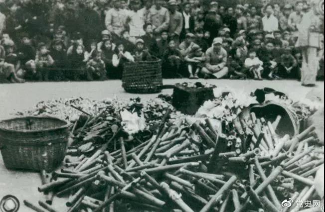 1950年2月24日,政務院發出《關于嚴禁鴉片煙毒的通令》。圖為政府收繳的煙具和賭具。