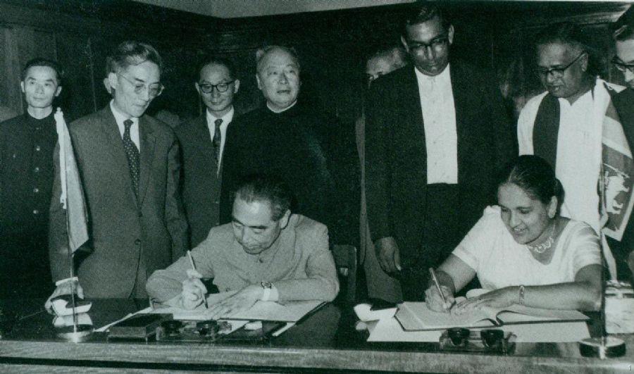 　　1964年2月26日至29日，周恩來訪問錫蘭（今斯里蘭卡）時，和總理西麗馬沃·班達拉奈克夫人簽署中錫聯合公報。