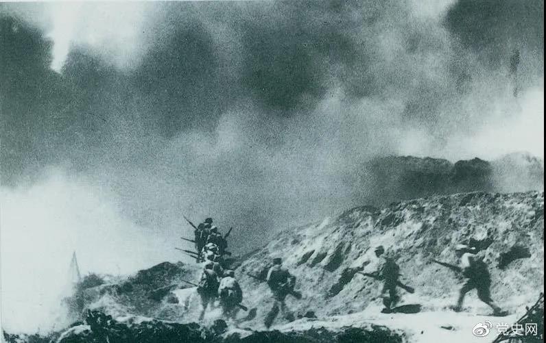 　　1948年2月28日至3月3日，西北野戰(zhàn)軍發(fā)起宜川戰(zhàn)役，殲滅國(guó)民黨軍2.9萬(wàn)余人，取得了轉(zhuǎn)入外線作戰(zhàn)后的第一個(gè)大勝利。圖為部隊(duì)攻占瓦子街。 