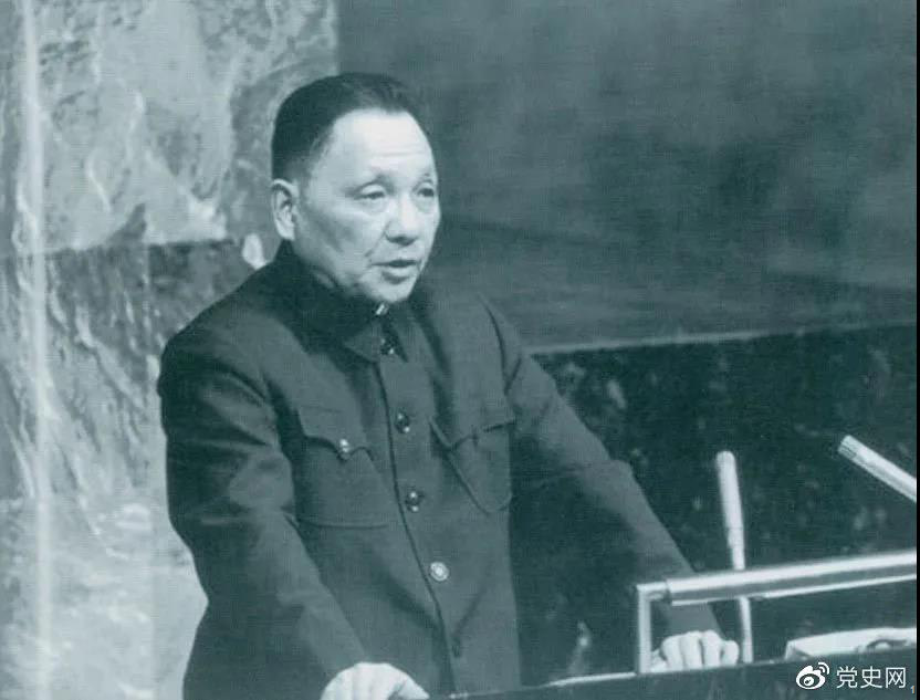 1974年4月10日，鄧小平在聯合國大會第六屆特別會議上發言。