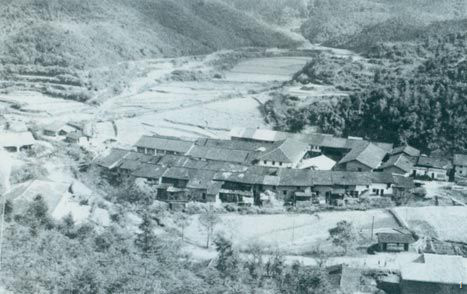 1929年3月14日，毛澤東同朱德指揮紅四軍進(jìn)攻長嶺寨，殲敵兩千余人，擊斃敵旅長郭鳳鳴，乘勝占領(lǐng)長汀城。圖為長嶺寨。