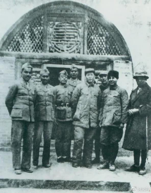 1939年3月15日，毛澤東在延安會見印度援華醫(yī)療隊全體人員。