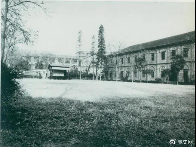 　　1927年3月18日，毛澤東出席在武昌舉行的河南武裝農民代表大會，并作湖南農運狀況報告。圖為大會會場——武昌農講所大操場。