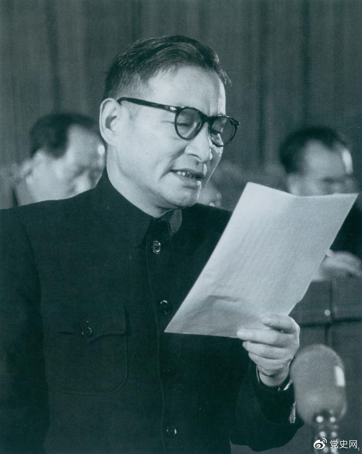 1955年3月21日，陳云在中國共產黨全國代表會議上作關于發展國民經濟的第一個五年計劃的報告。