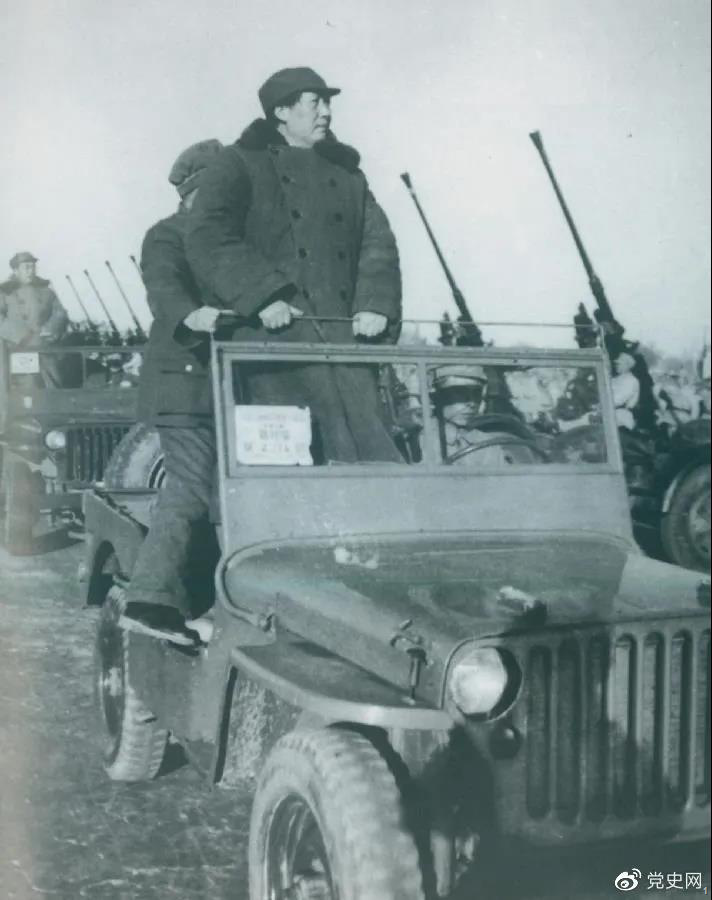 1949年3月25日，毛澤東在北平西苑機場檢閱部隊。