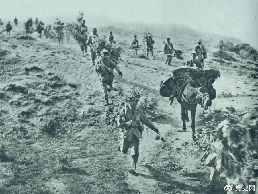 圖為1947年5月在孟良崮戰(zhàn)役中，華東野戰(zhàn)軍向孟良崮挺進(jìn)。