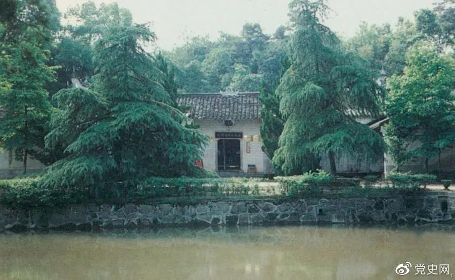 圖為任弼時故居。1904年4月30日，任弼時出生在湖南省湘陰縣熟塘鄉唐家橋（今屬汨羅市）。