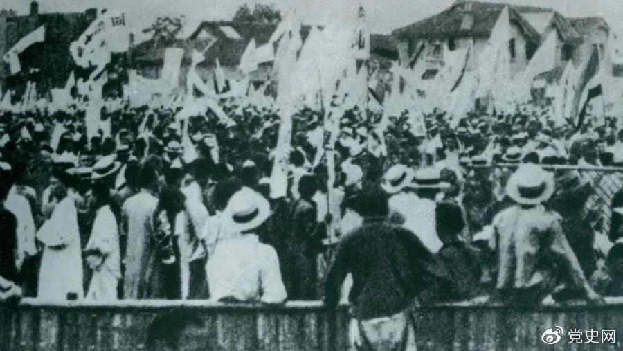 1925年5月30日，上海爆發(fā)了反帝愛國的五卅運(yùn)動，掀起了全國范圍大革命高潮。