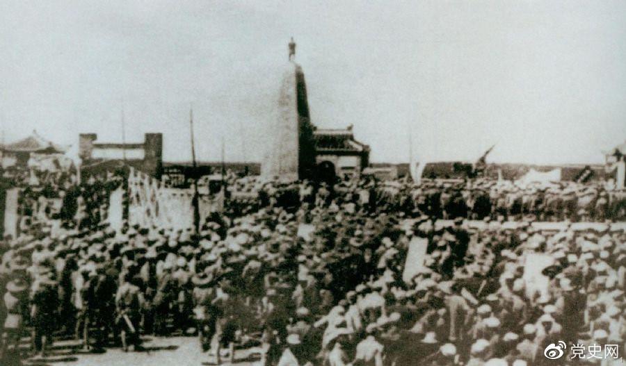 　　1931年6月，紅七軍到達中央革命根據地江西興國縣，編入彭德懷率領的紅三軍團。圖為當時會師的情形。