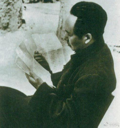 　　1946年6月，國民黨撕毀停戰協定和政協決議，挑起全面內戰。這是毛澤東在延安審閱有關自衛反擊的電報。