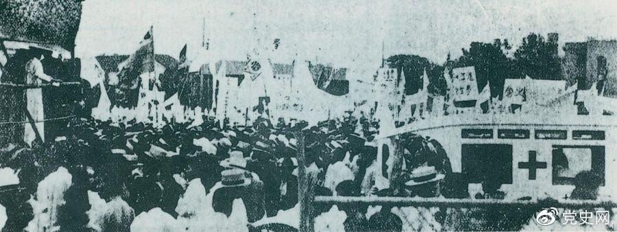 　　1925年6月7日，中國共產黨通過上海總工會聯合上海學生聯合會、上海各馬路商界聯合會等，成立了上海反帝運動的領導機關——工商學聯合會。11日，在該會的主持下，上海20萬群眾集會，通過了逞兇、賠償、取消領事裁判權等17項對外交涉條件。圖為大會盛況。