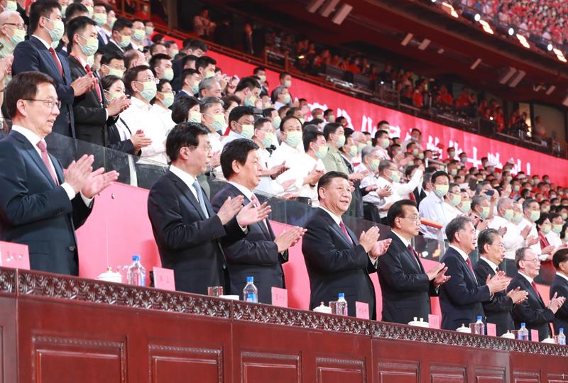 　　6月28日晚，慶祝中國共產(chǎn)黨成立100周年文藝演出《偉大征程》在國家體育場盛大舉行。習(xí)近平、李克強(qiáng)、栗戰(zhàn)書、汪洋、王滬寧、趙樂際、韓正、王岐山等黨和國家領(lǐng)導(dǎo)人，同約2萬名觀眾一起觀看演出。新華社記者 龐興雷 攝