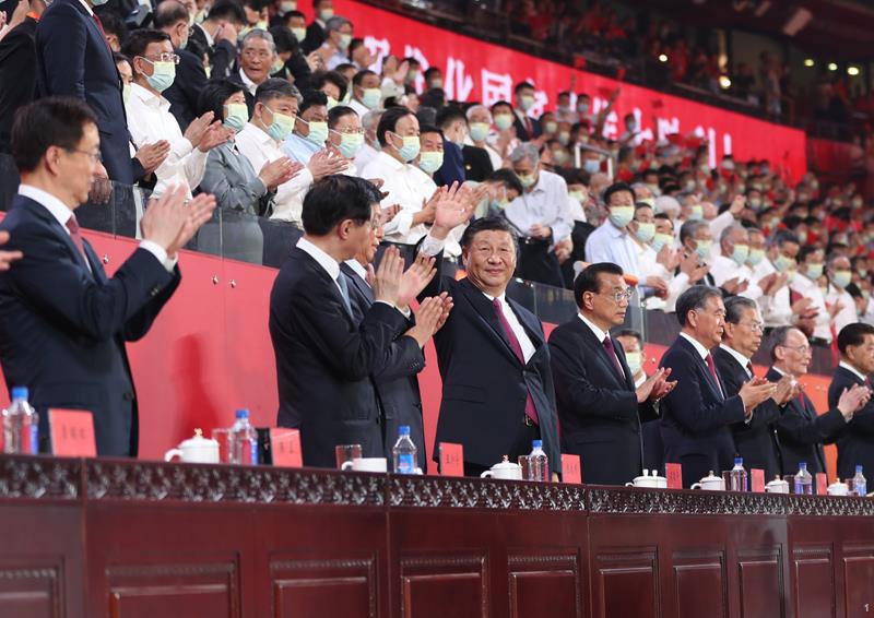 　　6月28日晚，慶祝中國共產(chǎn)黨成立100周年文藝演出《偉大征程》在國家體育場盛大舉行。習(xí)近平、李克強(qiáng)、栗戰(zhàn)書、汪洋、王滬寧、趙樂際、韓正、王岐山等黨和國家領(lǐng)導(dǎo)人，同約2萬名觀眾一起觀看演出。新華社記者 丁海濤 攝