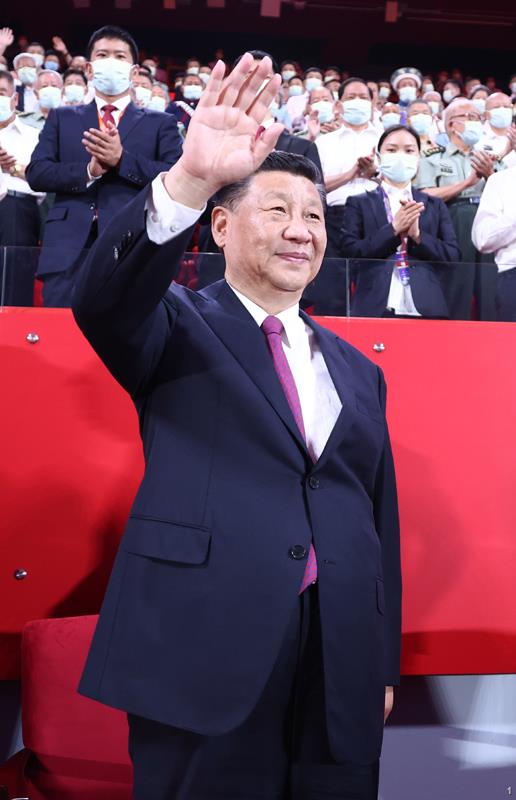 　　6月28日晚，慶祝中國共產(chǎn)黨成立100周年文藝演出《偉大征程》在國家體育場盛大舉行。習(xí)近平、李克強(qiáng)、栗戰(zhàn)書、汪洋、王滬寧、趙樂際、韓正、王岐山等黨和國家領(lǐng)導(dǎo)人，同約2萬名觀眾一起觀看演出。新華社記者 鞠鵬 攝