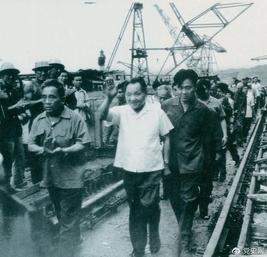1980年7月12日，鄧小平到葛洲壩水利樞紐工程視察。