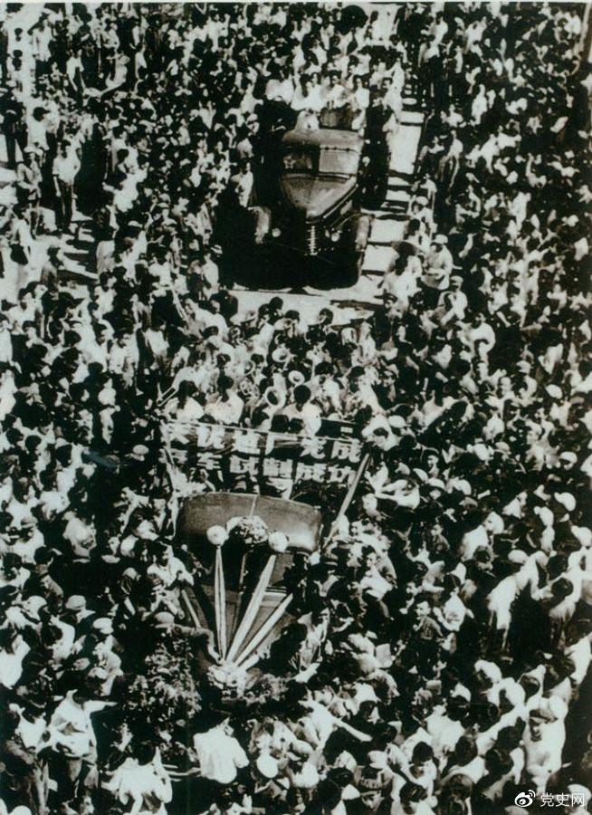 1956年7月13日,第一批國產“解放”牌汽車在長春第一汽車制造廠試制成功,結束了中國不能制造汽車的歷史。圖為7月14日,“解放”牌汽車開下生產線。