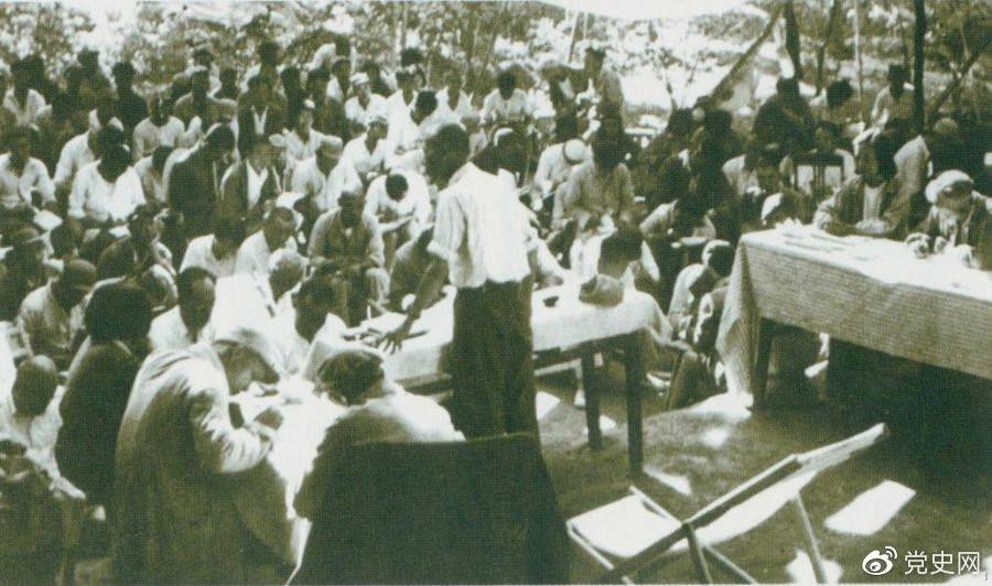 　　1947年7月17日至9月13日，全國土地會議在河北西柏坡召開。劉少奇主持會議并在會上作報告。