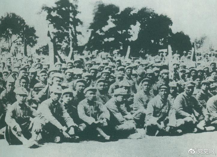 　　盧溝橋事變后的第11天，1937年7月18日，延安召開群眾大會，毛澤東發表演說。據當時報載：“演詞激昂，聽眾均摩拳擦掌，熱血沸騰，愿赴抗日戰場，與日寇決一死戰。”