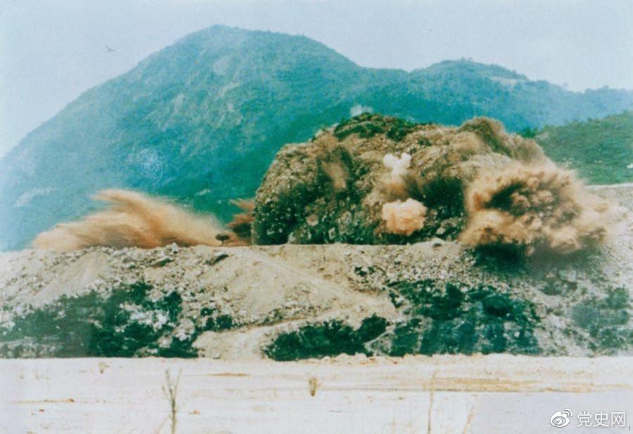 1979年7月20日，深圳蛇口工業(yè)區(qū)的建設(shè)者點(diǎn)燃開山炮時(shí)的場面。