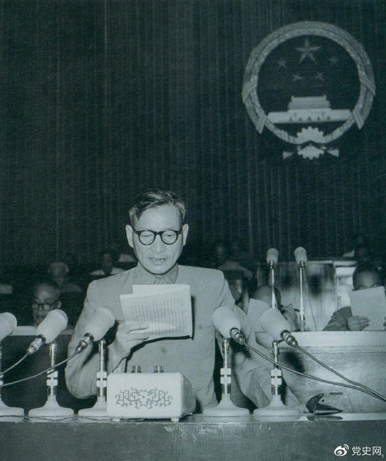 1955年7月,陳云在一屆全國人大二次會議上作堅持和改進糧食統購統銷工作的報告。