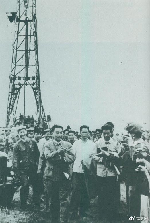 1962年6月，周恩來到大慶視察，這是在1202鉆井隊現場參觀。 