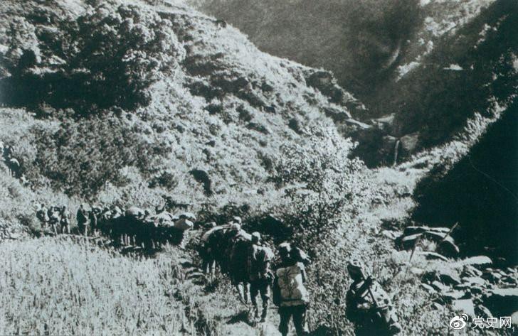 　　1947年6月，劉鄧大軍強渡黃河天險，千里躍進大別山，揭開了中國人民解放軍戰略進攻的序幕。