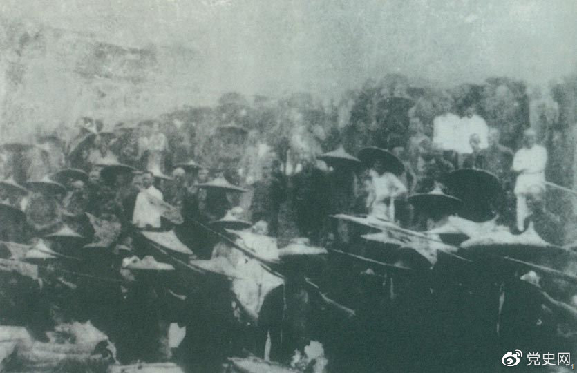 　　1926年7月9日，國民革命軍開始北伐。兩天后，北伐軍的先頭部隊(duì)葉挺獨(dú)立團(tuán)攻占了長(zhǎng)沙。然后向武漢進(jìn)攻。一路上，迅猛發(fā)展的農(nóng)民運(yùn)動(dòng)有力地配合了北伐戰(zhàn)爭(zhēng)。在湖南、江西、湖北，農(nóng)民運(yùn)動(dòng)越來越引人注目。這是支援北伐戰(zhàn)爭(zhēng)的農(nóng)民自衛(wèi)軍。