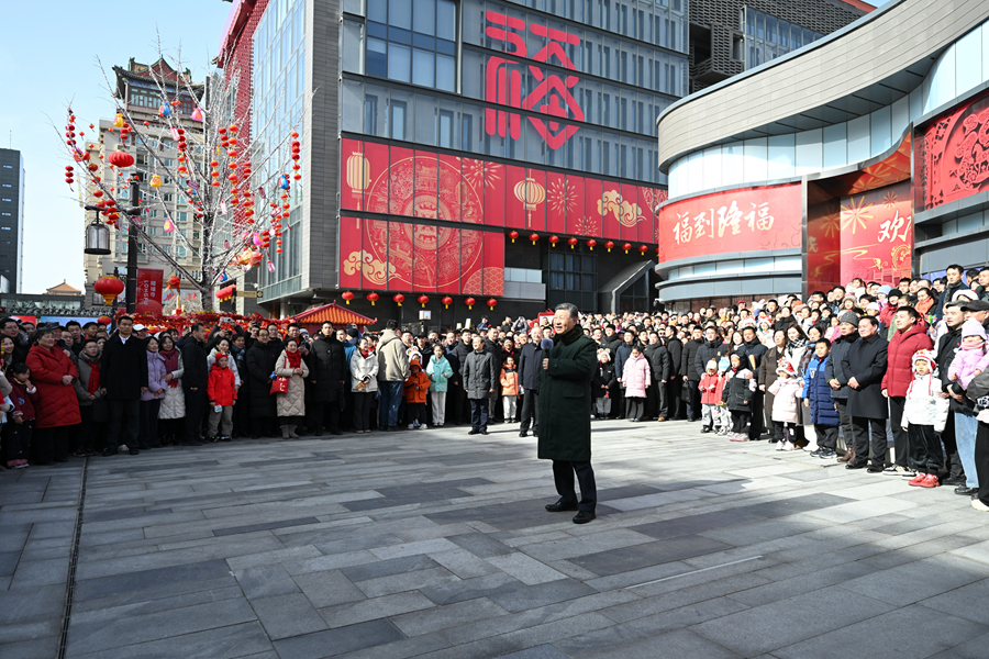 ??2月9日至10日，中共中央總書記、國家主席、中央軍委主席習近平在北京考察并看望慰問基層干部群眾。這是10日上午，習近平在東城區隆福寺街區考察時，向全國各族人民和香港同胞、澳門同胞、臺灣同胞、海外僑胞致以美好的新春祝福。